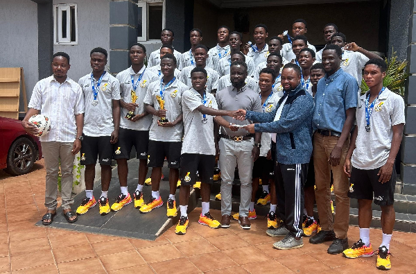 Wonder Kutor (in black track suit) making the presentation