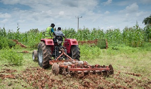 Farmers tilling the soil (file photo)