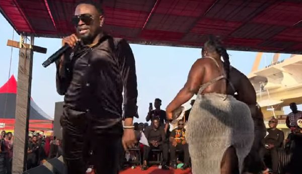 Broda Sammy spotted with the curvy lady on stage