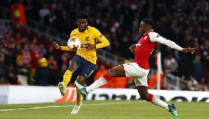 Partey and Welbeck challenge for the ball