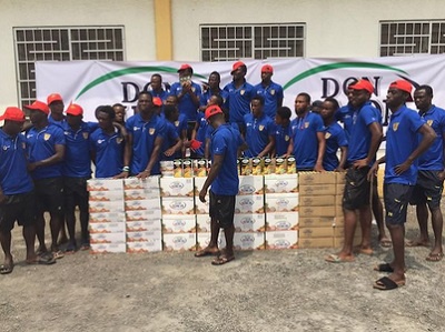 Players of AshantiGold  SC posing with the drinks presented by