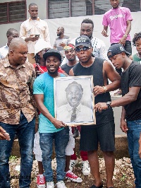 Elorm Beenie and Edem receive portrait from the participants at the workshop