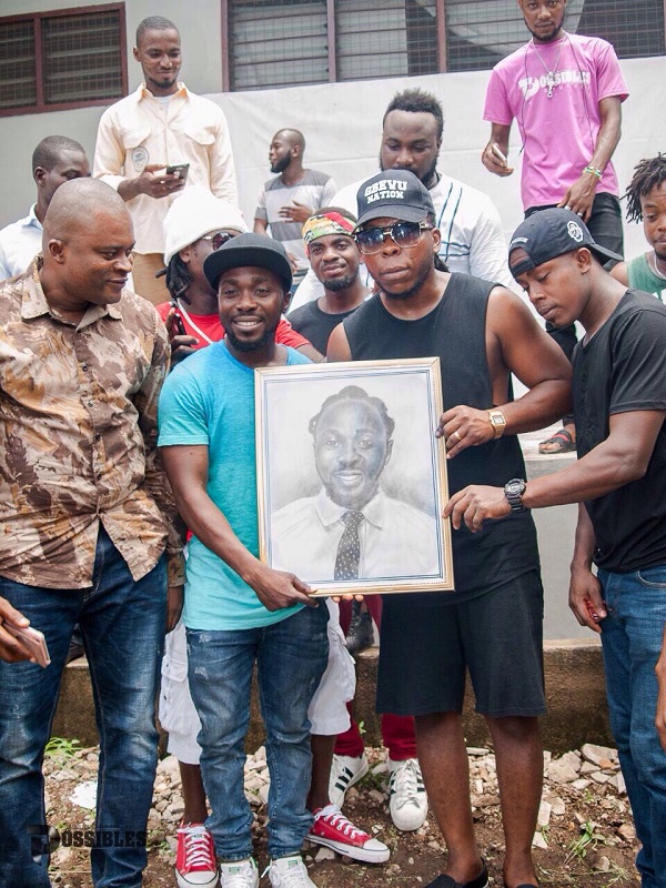 Elorm Beenie and Edem receive portrait from the participants at the workshop