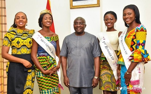 Dr Mahamudu Bawumia,Vice-President in a pose with Inna Patty and queens of Miss Ghana 2017