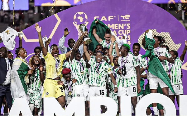 Players of Nigeria celebrating with the trophy