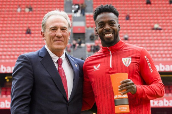 Inaki Williams [R] holding his award