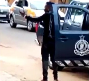 Shatta Wale in verbal exchange with the policeman