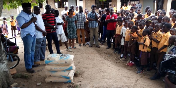 Ansah presents items to Obuotumpan MA Basic to help refurbish the school's roof