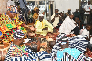 Vice President Bawumia humbly lies prostrate before Buipe-Wura Jinapor II