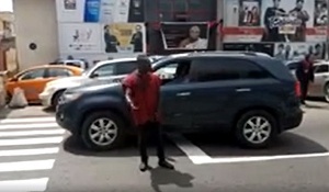 Countryman Songo in the middle of the road