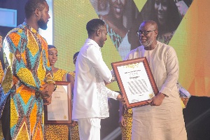 Okyeame Kwame taking his citation on stage