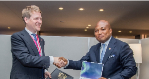 Åsmund Grøver Aukrust (left) shakes hands with Samuel Okudzeto Ablakwa