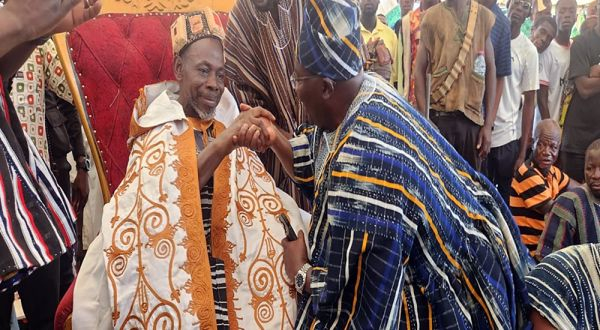 Bawumia greeting the Yagbonwura