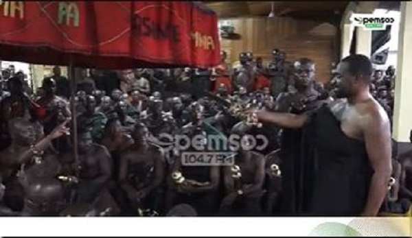 Kwamanghene Nana Debrah Boateng Bediako II swearing allegiance to the Asantehene with the Mponponsuo