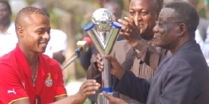 Atta-Mills receives World Cup trophy from Dede Ayew
