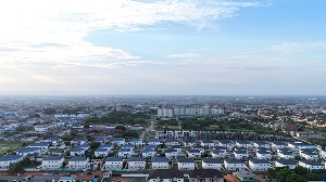 Ambassador Tong and his delegation toured the villas and apartments within the estate
