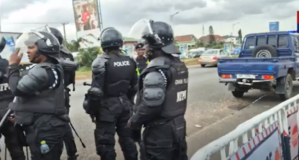 Some police officers along the Okponglo stretch