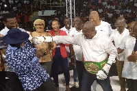 Mahama attempts to punch Azumah Nelson