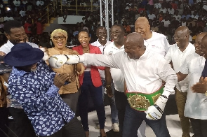 Mahama attempts to punch Azumah Nelson