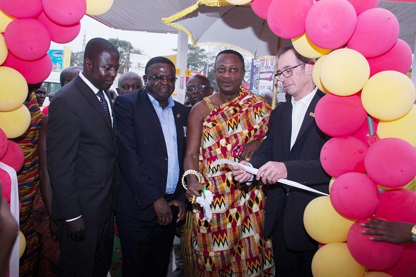 Chief of Bantamaa (middle) with Vivo staff to officially re-open the station