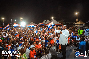 Dr. Mahamudu Bawumia speaking to Nungua residents