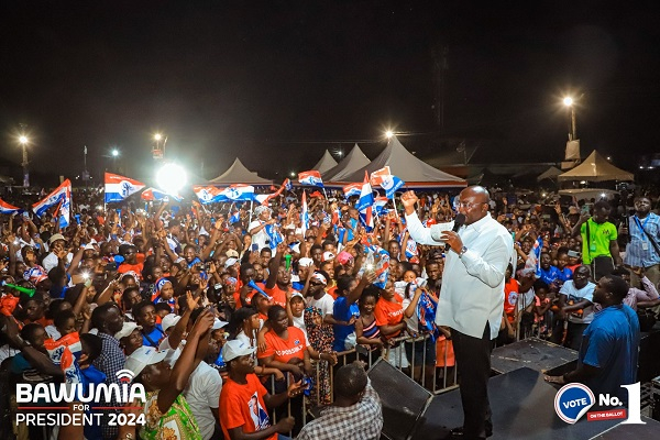 Dr. Mahamudu Bawumia speaking to Nungua residents