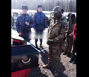 One of the Ghanaian men in the Russian army paying tribute to their colleague