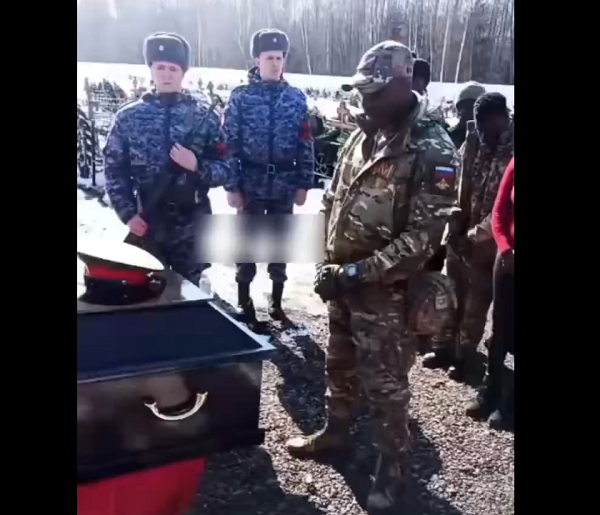 One of the Ghanaian men in the Russian army paying tribute to their colleague