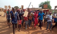 The youth in the chaotic and uncoordinated protest marched to the paramount chief
