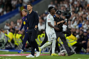 Xabi Alonso (L) and Vinicius (R) are reportedly having a fallout