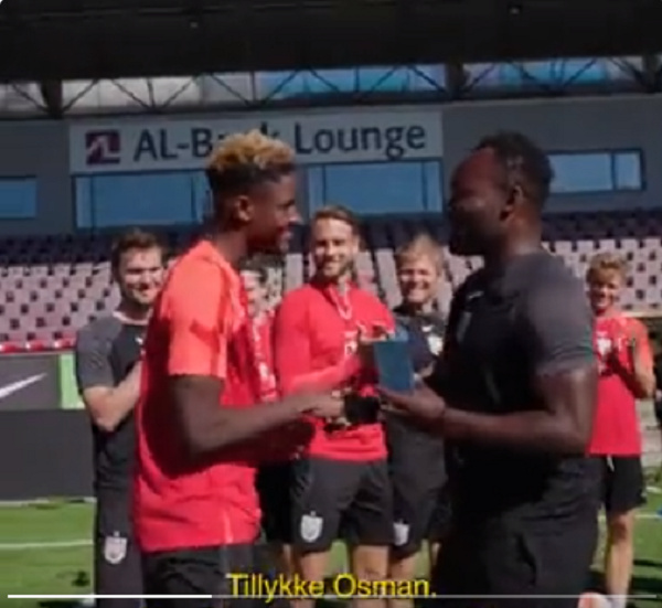 Osman Ibrahim (left) receiving his award from Michael Essien