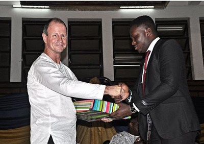 Eric Ametefe receiving his prize from ABL