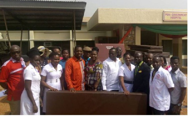 Donors and some hospital staff in a pose for the camera