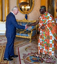 King Charles III on the left shakes hands with Otumfuo Osei Tutu III on the right