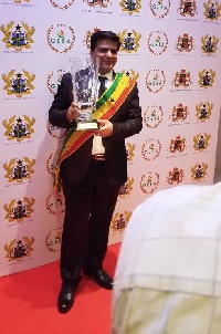 Chairman of B5 Plus Ghana Limited, Mukesh Thakwani with the award