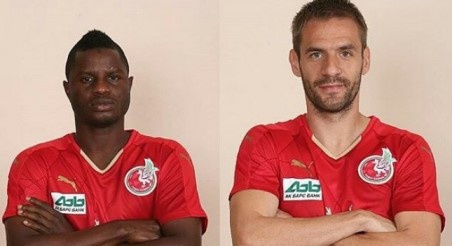 Mubarak Wakaso (L)