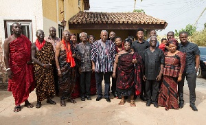 President Mahama in group photo with the family of the late Nii Yartey at his residence