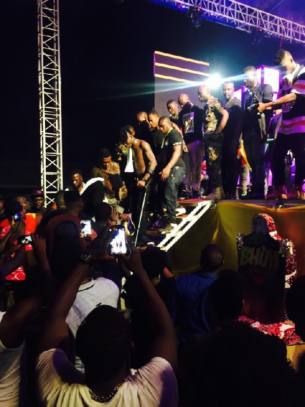 Stonebwoy with a crutch at the MTN Pulse Concert