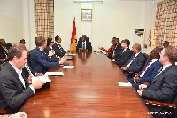 Dr Mahamudu Bawumia (head of table) addressing a business delegation from the United Kingdom