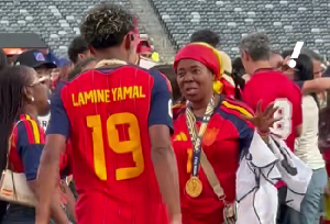A picture of Lamine Yamal and Nico Williams' mother