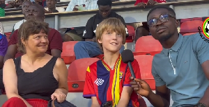 Shaban Mohammed (R) and young football fan with his mother (L)