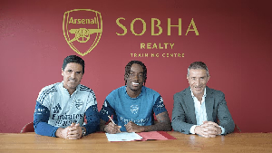 Arteta (L), Madueke (M) and Andrea Berta (R) during the contract signing