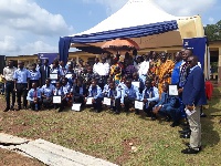 Teachers awardees in a group picture with dignitaries