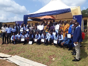 Teachers awardees in a group picture with dignitaries