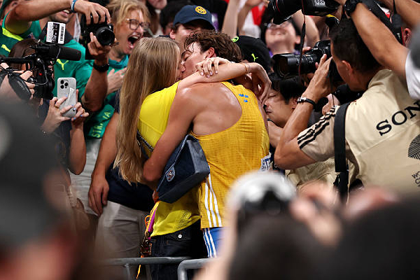 Duplantis celebrated his new record by sharing a kiss with his partner