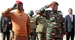 Niger's General Abdourahamane Tchiani (R) welcomed his Burkinabé counterpart Capt Ibrahim Traoré (L)