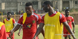 Emmanuel Owusu (right) in a at