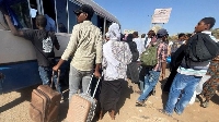 Thousands of pipo don dey try to flee Sudan since di violent clash start