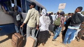 Thousands of pipo don dey try to flee Sudan since di violent clash start