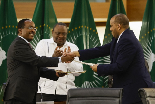 Reps of both sides exchange agreement as former Kenya president Uhuru Kenyatta applauds